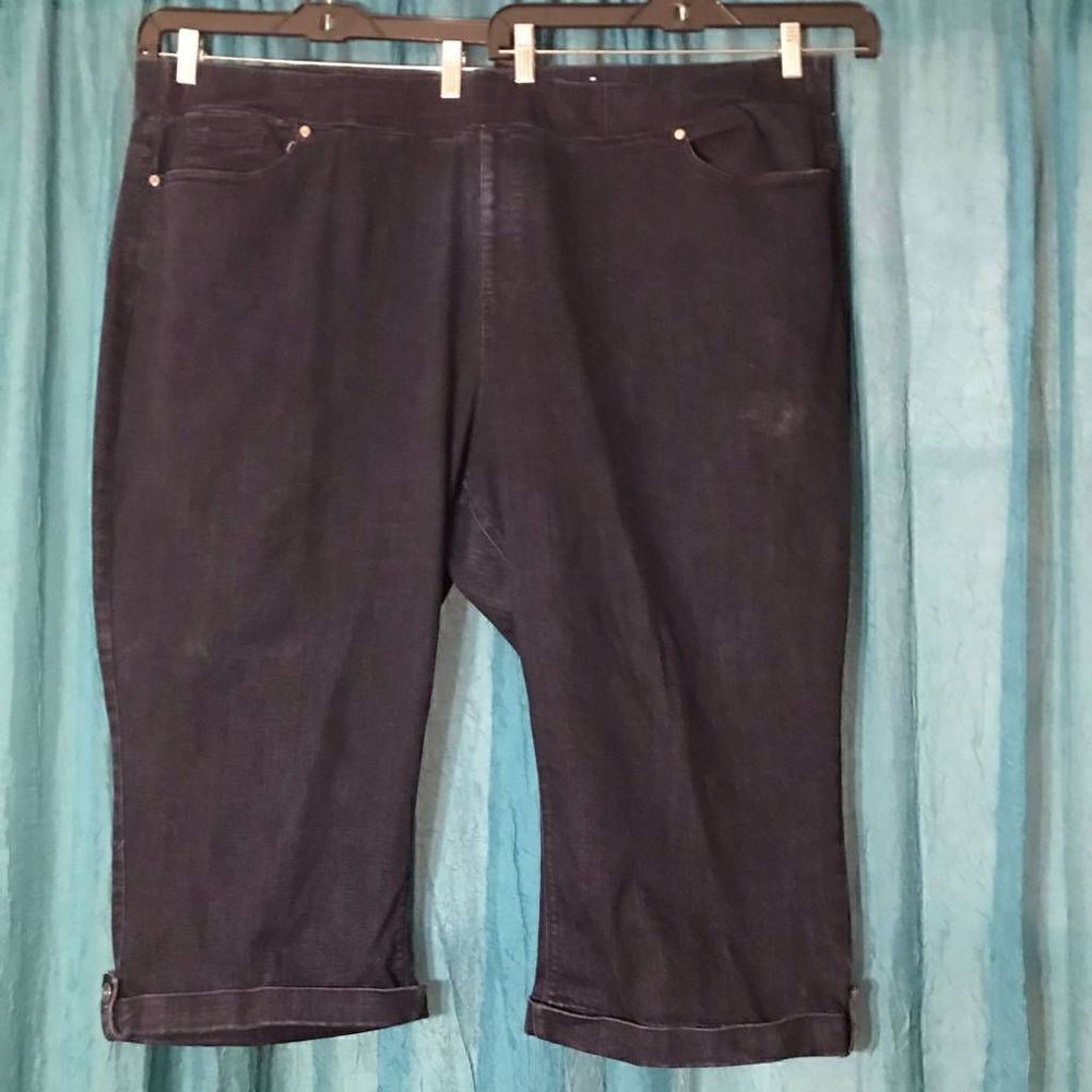 Avenue Denim Blue Capris Size 28